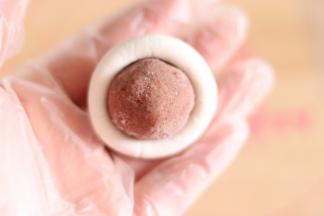 9、放入豆沙馅。