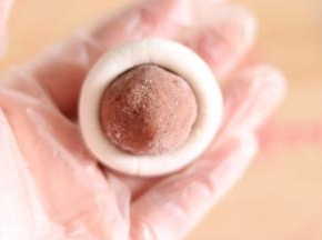 9、放入豆沙馅。