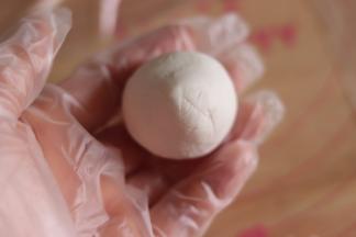 10、利用手虎口的位置收口，捏紧，再搓圆。