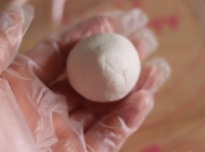 10、利用手虎口的位置收口，捏紧，再搓圆。