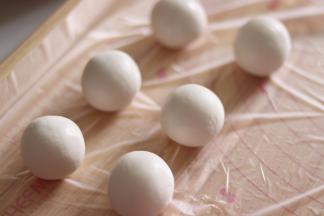 11、制作了6个白色的圆子。