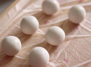 11、制作了6个白色的圆子。