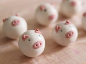 13、安放好耳朵，和鼻子，并用牙签炸出鼻孔，眼睛，用黑色的小圆面团做眼睛。