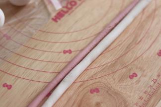 14、剩余的2个颜色面团搓成长条形。