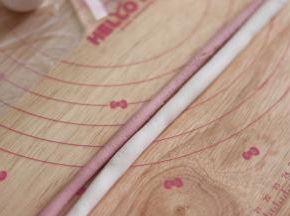 14、剩余的2个颜色面团搓成长条形。