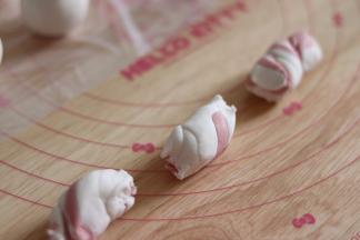 16、切成18克的面团，类似上面的搓圆，包入豆沙馅。