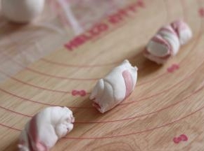 16、切成18克的面团，类似上面的搓圆，包入豆沙馅。