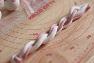 15、扭在一起，对折一次。