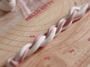 15、扭在一起，对折一次。