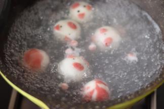 18、烧开一锅水，放入汤圆，用勺子拨动防止粘锅。