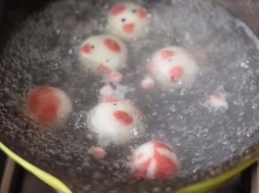 18、烧开一锅水，放入汤圆，用勺子拨动防止粘锅。