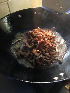 加入炒好的牛肉丝至熟即可