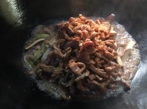 加入炒好的牛肉丝至熟即可