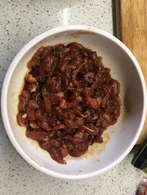 加入生抽老抽和淀粉拌匀调味腌制