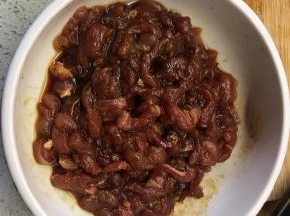 加入生抽老抽和淀粉拌匀调味腌制