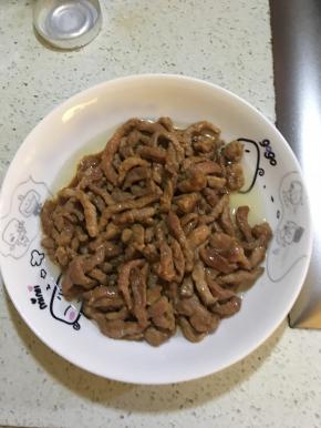 起锅热油爆香肥牛肉，盛盘备用