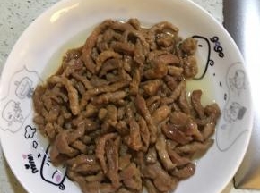 起锅热油爆香肥牛肉，盛盘备用