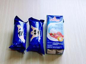 准备好饼干与奶油。