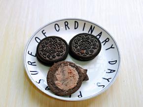 首先将奥利奥饼干的夹心用小勺挖掉，依次做完。