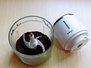 启动绞肉机，将饼干搅碎。