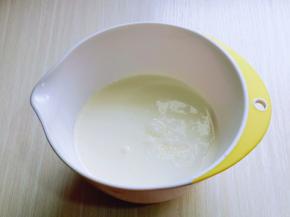奶油倒入无油无水的器具中，加入白砂糖。(糖的量可以根据个人口味增减，奶油要刚从冰箱里取出的更好打发)
