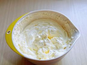 启动电动打蛋器将奶油打发即可。