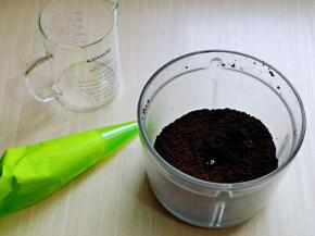 打发的奶油装入裱花袋中，准备工作完成。