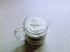 一层奥利奥饼干碎，一层打发的奶油，这样将杯子装满。