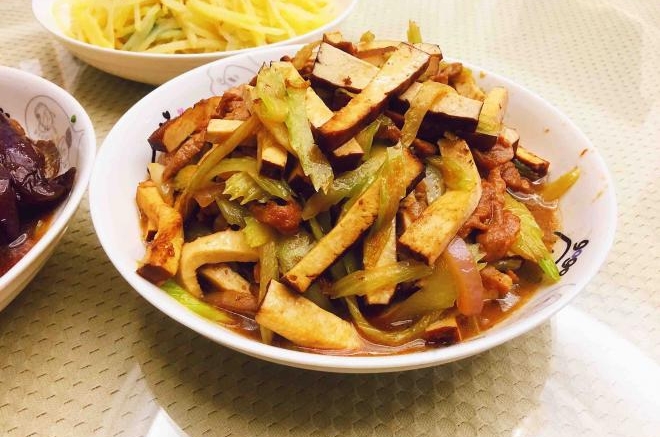太阳谷肥牛肉炒芹菜香干