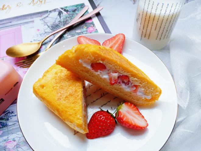 酱爆草莓酸奶吐司