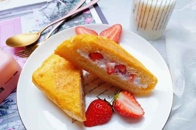 酱爆草莓酸奶吐司