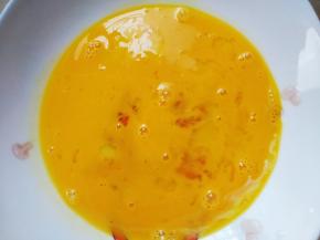 鸡蛋打散备用。