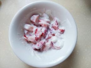 切丁的草莓放入碗中加入适量的酸奶搅拌均匀。