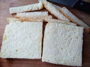 切除吐司的边缘。