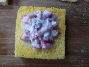 将混合好的草莓酸奶放在吐司上，将吐司的边缘刷上蛋液。