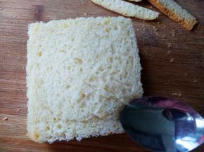 另一片吐司盖在上面，拿勺子将吐司边缘压紧。