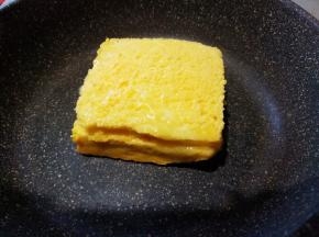 放入平底锅中，将吐司上下四周煎熟就可以啦~