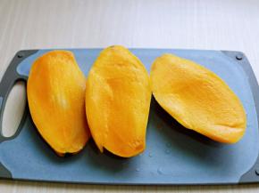 首先将芒果洗干净，再切开，将芒果肉削下来。