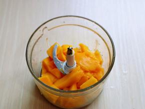 把果肉放入绞肉机中。