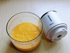 启动绞肉机绞成果泥，放旁边备用。