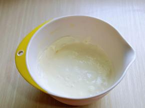 启动电动打蛋器，打至起泡，可以流动状态即可。