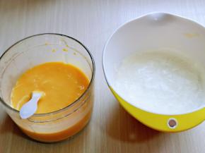 把芒果泥倒入打好的奶油器具中，搅拌均匀。