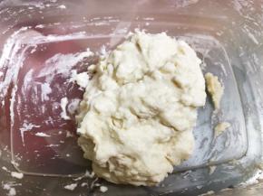 先做波兰种
高粉，水，酵母用筷子搅拌均匀密封放入冰箱冷藏发酵一晚