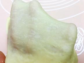 揉面结束，检查出膜状态
面团滚圆放入面包机里进行1发