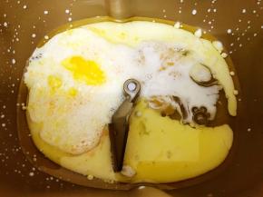 面包机桶里先放入面团材料里的液体