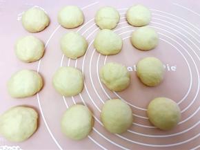 取出面团排气后分成16份，松弛10分钟