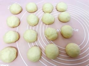 取出面团排气后分成16份，松弛10分钟