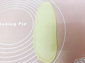 取一份面团擀长