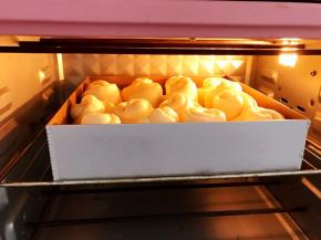 放入预热好的烤箱中层上火170度下火180度烤20分钟