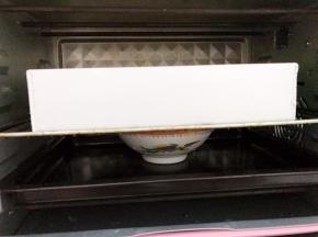 放入不通电的烤箱里二发至2倍大
同时放入一碗热水保持温度和湿度